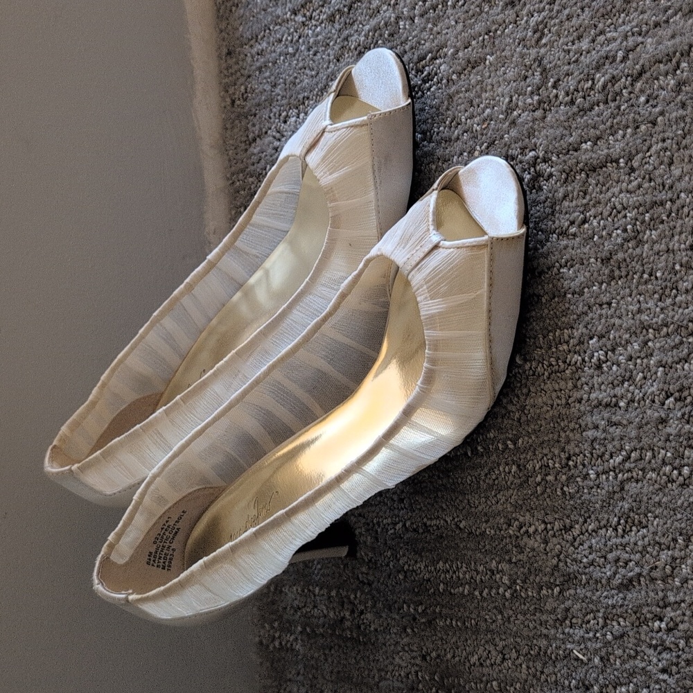 Jacqueline Ferrar Cream Peep-Toe Heels